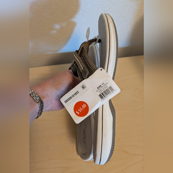 Clarks Cloudsteppers Tan and Brown Sandals - Picture 4 of 5